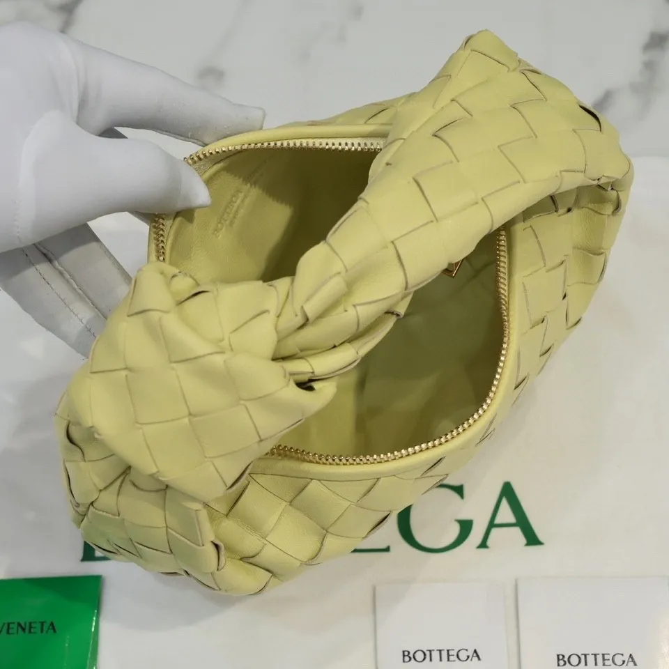 Batch 1120 BV Bottega Veneta's new early spring women's MINI JODIE handbag BV bag 🔥The new method is based on the original rounded corners, knotted with classic woven leather round hobo bag, The most iconic triangular pull-out design, using sheepskin draped soft shape, is super suitable for concave shapes~ Jodie feels really gentle to people, and is definitely the best item for daily matching. It has the same weave, new elements and twists, is compact and versatile, and is the new favorite of street style Internet celebrities! Dimensions: 23x28x8 Model: 6699-1